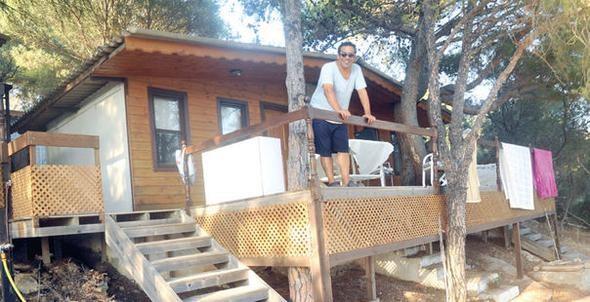 Ege yeni yaamyla ilgili olarak "ehir grltsnden uzak tek bama ormann iine yaamay setim. nternetim yok, kargaa yok, kavga yok. Bodrum'da haftann 3 gn sahneye kyorum. Market ihtiyacn grp evime geliyorum. Doa ile i ie yaamak bana huzur veriyor" dedi. (Posta)