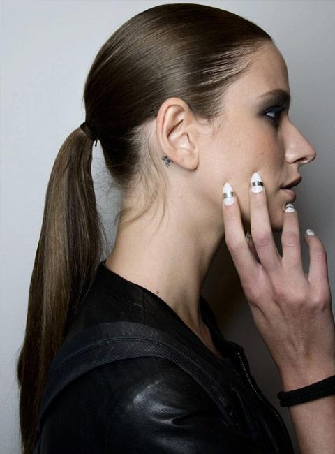 ok sk bir atkuyruu, kafadaki ba dokusunu zorlayabilir; bu da sa dklmesinin ba ars oluturmasna neden olur. Ba band, rg ve sk oturan apkalar da bunu yapabilir. Sanz sizi rahatsz etmeyecek ekilde mmkn olduunca gevek toplayn.