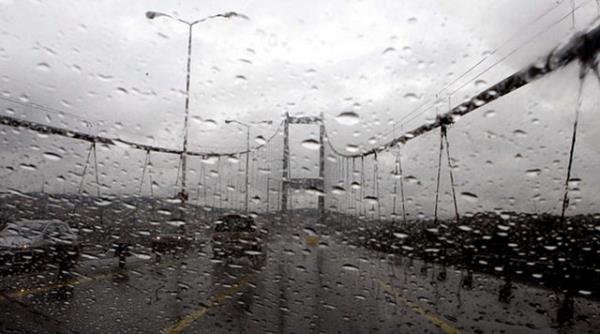 stanbul'da hissedilen scaklk 25-26 dereceye iniyor. Yer yer yamur da grlecek.