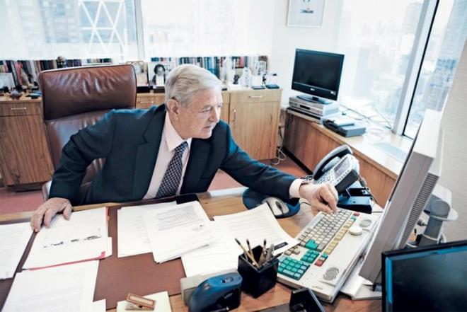 Kimdir Bu George Soros? lk bataki sorumuzla devam edelim. Kimdi bu Soros? 1930 ylnda Yahudi bir ailenin ocuu olarak Macaristan&#8217;n bakenti Budapete&#8217;de dnyaya geldi. Ancak kendisi ABD vatanda. George Soros'u dnya finans speklatrnn speklatr olarak tand.