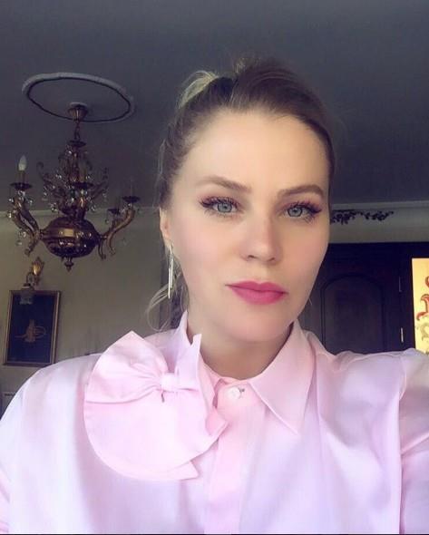 nstagram hesabndan sk sk evi ve ocuuyla ilgili fotoraflar paylaan Yldz Kaplan, ekranlara geri dnmeyeceini duyurdu.