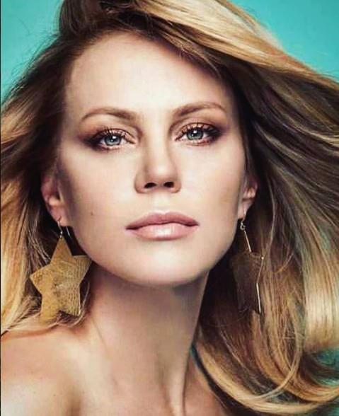 "Uzun zamandr neden ekranlarda yoksunuz?" sorusuna oyuncu, "Oyunculuu ve arkcl braktm. Bu camia bana gereki gelmediine inandm iin her eyden uzak kalmak istedim.