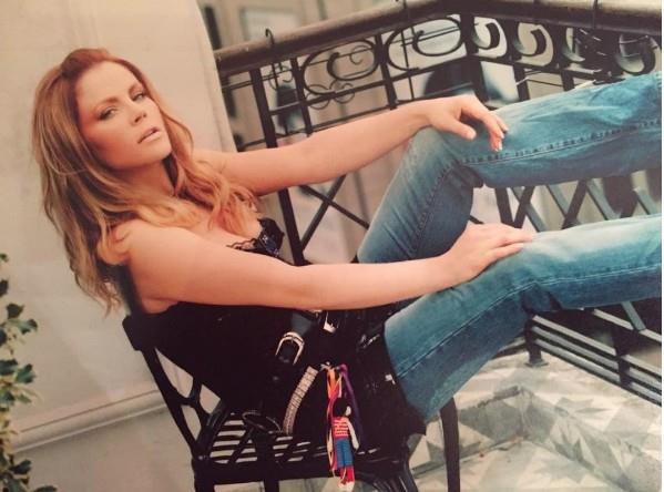 Tatl Kaklar dizisinde oynad 'seksi empaze' karakteriyle dneme damga vuran Yldz Kaplan uzun zamandr ekranlara ve mzik kariyerine ara vermi durumda. 46 yanda olan yldz oyuncu 2008 ylnda yapt evlilikten sonra ekranlara bir dnem ara verdi. Getiimiz gnlerde magazinciler tarafndan grntlenen Yldz Kaplan hayranlarna zc haberi verdi.