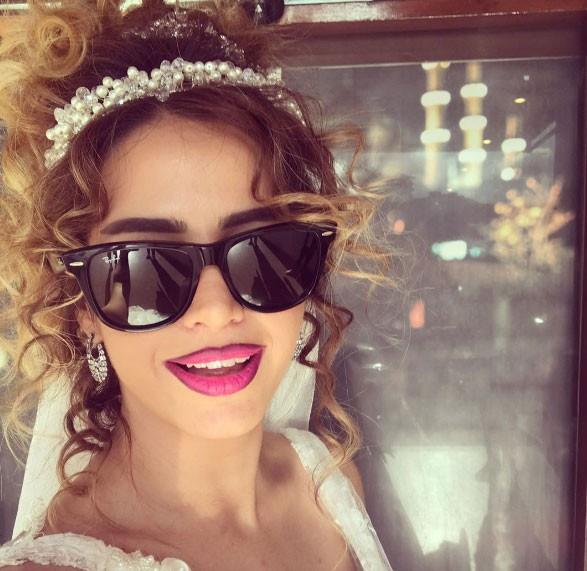 KOLONYA CUMHURYET FLMNN KONUSU NE?-  Dnyaya gelen uzayllara karlama yaplr. Kolonya'ya ini yapan uzayl yerel halkn byn sevgisiyle karlanr ancak bir kaza olur ve kutlamalar srasnda uzay mekii yerle yeksan olur. Kolonya'da bir mddet konaklamak zorunda kalan uzayl ile yerel halkn arasnda da kahkaha dolu bir macera balar.