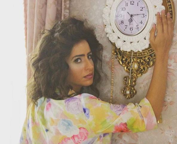 Uzaylnn iniiyle birlikte Amerika da tepkisiz kalmaz ve be bin nfuslu beldeye sava aar. Artk iler iyice karacaktr...  BKM'nin yapmclnda hayata geen Kolonya Cumhuriyeti, Dedemin Fii, ar Pazar sinema filmlerinin senaristi olarak tannan Murat Kepez'in de ilk uzun metraj sinema filmi. Komedi trndeki yerli filmde alar orumlu, Uur Bilgin, Mahir pek gibi isimler yer alyor.