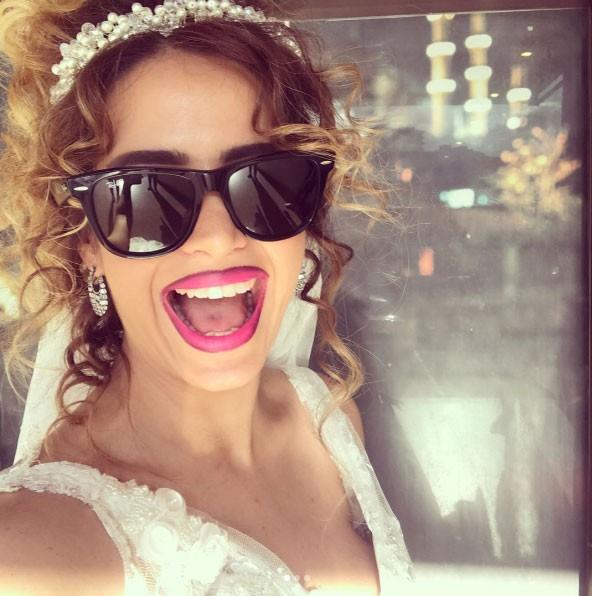 Bra Pekin filmden fotoraflar paylamay ihmal etmiyor.