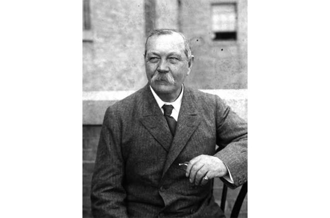 Arthur Conan Doyle  <p>  II. Abdlhamid''in polisiye romanlara dknl nedeniyle on bin kitaplk ktphanesinin iki binden fazlas yalnzca polisiye romanlardan oluduu biliniyor. Abdulhamid'in bu beenisi nedeniyle  nl ngiliz dedektif Sherlock Holmes''in yazar Arthur Conan Doyle'' stanbul''a davet edip, kendisini Mecidiye Nian ile dllendirdii de eskiden beri syleniyor. Arthur Conan Doyle bu vesileyle stanbul'a hayran kald.