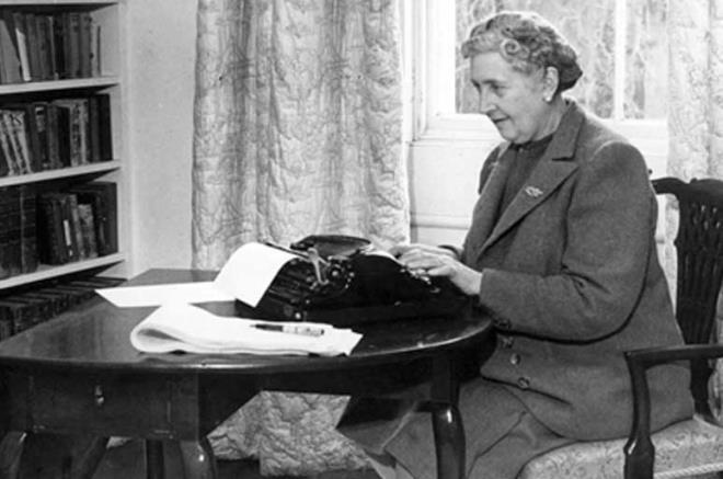 Agatha Christie  <p>  Agatha Christie'nin stanbul'a ilk geliinde, ilk ei tarafndan terk edilmi olduunu ve yeni bir yaama baladn dile getiren torunu Mathew Prichard, "Buras onun iin yeni bir dnyayd. Bir nevi, sevdii bir oyunu oynayarak elendiini syleyebilirim. Bu nedenle eimle birlikte burada olmak ok gzel bir his" ifadelerini kullanmt.