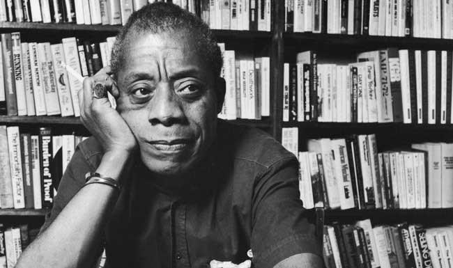 James Baldwin  <p>  Tam ismiyle James Arthur Baldwin zor bir ocukluk-genlik dneminin ardndan yetikinliinde de doup byd yerde, A.B.D.&#8217;de rahat edememi baarl bir romanc, oyun yazar ve air. Afroamerikan ve ecinsel oluu kendi lkesinde yaayn gletirince Fransa&#8217;da, svire&#8217;de ve Trkiye&#8217;de yaamnn byk bir ksmn geiren Baldwin&#8217;in stanbul&#8217;a gelii nl aktr Engin Cezzar&#8216;n davetiyle gerekleti.<p>    Kimse tarafndan rahatsz edilmeden nc roman &#8220;Another Country"ye devam edebildii stanbul&#8217;da, Engin Cezzar&#8217;n evinde, 10 yldr zerinde alt bu kitab 2 aylk bir srede bitirdii sylenir. Baldwin, Trke bilmemesi ancak tant pek ok kiinin kendisine &#8220;Arap&#8221; diye seslenmesiyle stanbul&#8217;da hreti ve sradan bir hayat ayn anda yaama ans buldu.