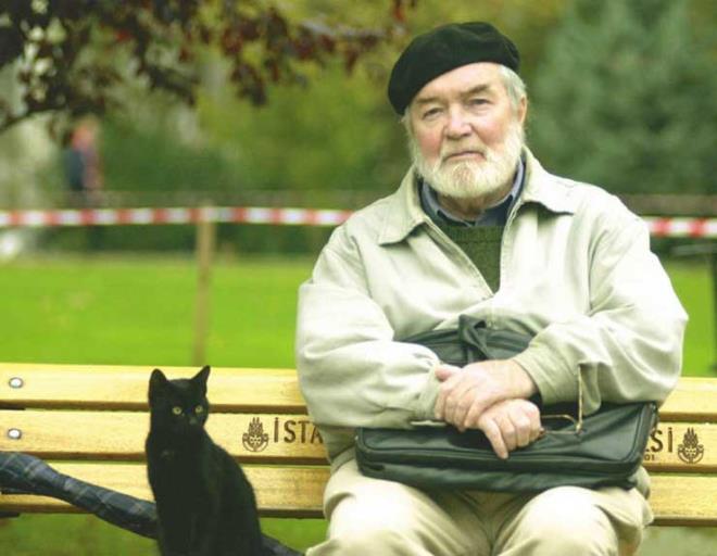 John Frelly  <p>  34 yanda, Robert Koleji&#8217;nde fizik retmenlii yapmak zere stanbul&#8217;a gelen Freely, New York, Boston, Londra, Atina ve Venedik'te yaadktan sonra 1993 ylnda akademisyen olarak Boazii niversitesi'ne dnd. John Freely, sadece Boazii niversitesi&#8217;nin deil Osmanl ve Trk tarihine ve stanbul&#8217;a olan ilgisiyle Trkiye&#8217;nin de hafzas olmu bir isimdi.<p>    1960&#8217;l yllarda Yaar Kemal, Aliye Berger, mer Ulu gibi Trkiye&#8217;nin nde gelen sanatlaryla da dostluk kuran John Freely&#8217;nin ilk kitab Strolling Through Istanbul: A Guide to The City (stanbul&#8217;u Gezmek steyenler in Bir ehir Rehberi) 1972&#8217;de yaymland. mer Ulu&#8217;un &#8220;John, sen stanbul&#8217;un hafzassn&#8217;&#8217; szn ehrin adm atlmadk yerini brakmayarak sonuna kadar hak eden Freely&#8217;nin ou Osmanl tarihi ve stanbul zerine, birok dile de evrilmi 50&#8217;den fazla kitab bulunuyor.