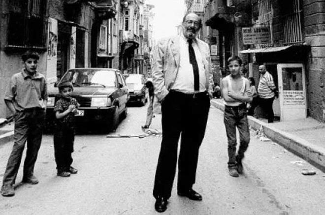 Umberto Eco  <p>  Byk talyan yazar Umberto Eco stanbul hakkndaki dncelerini yle belirtmitir; "zlenimim o ki; ou Trk insan bir yandan Avrupal olmak istiyor ama bir yandan da geleneklerinden vazgemek istemiyor. Eco; &#8220;stanbul, dnyada grdm en gzel drt ehirden biri. Roma, Rio de Janerio, New York ve stanbul. Bu drt ehre derin entelektel duygular besliyorum. Eco, Trkiye'yi de "Sanki devaml blnm olmaya mahkm edilmi, nereye gitmesi gerektiini hibir zaman bilemeyen bir lke gibi"