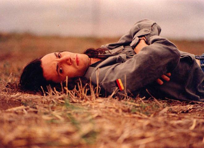 2- Blue  <p>  Ynetmen: Sertan nver  Tr: Belgesel, Mzik    1991 ylnda Yavuz etin ve Batu Mutlugil tarafndan kurulan ve daha sonra Sunay zgr ile Kerim apl&#8217;nn katld efsanevi rock grubu "Blue Blues Band"in hikyesini anlatan belgeselde, Deniz Arcak, Aylin Aslm, Teoman, Kerim apl'nn olu Ahmet apl, Gr Akad, Tanju Eksek, Volkan Baaran, Melis Danimend, Batur Yurtsever, Moollar grubundan Taner ngr gibi isimler de yer alyor.