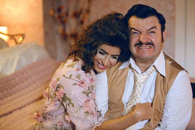 BKM'nin yapmclnda hayata geen Kolonya Cumhuriyeti, Dedemin Fii, ar Pazar sinema filmlerinin senaristi olarak tannan Murat Kepez'in de ilk uzun metraj sinema filmi.     Komedi trndeki yerli filmde alar orumlu, Uur Bilgin, Mahir pek gibi isimler yer alyor.