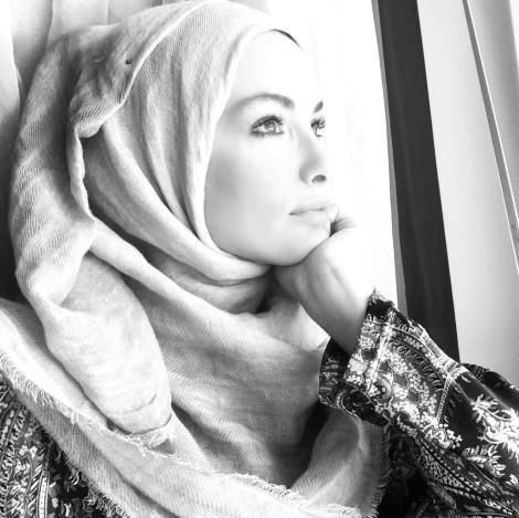 Tesettrl fotorafn paylaan zelik, ekledii notla Mira Kandilini kutlayp takipilerinden "Dua edin canlar. ok istiyorum..." szleriyle dua istedi