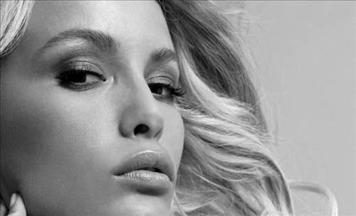 Alemlerin nuru, yolumuzun gnei Efendimiz, Ya ResulAllah... Sevdan sevdamz, yolun yolumuzdur. Rabbim, yolumuzu kolaylatrsn, ayaklarmz sabit klsn. Mira Kandilimiz hayrlara vesile olsun... (Dua edin canlar. ok istiyorum.;) Ucunda rzaya bir adm daha yaklamak var.