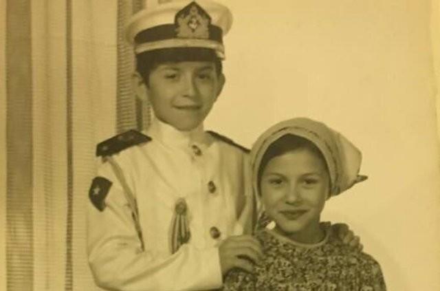 ileri Bakan Sleyman Soylu, Twitter hesabndan 23 Nisan 1980'de, kardei ile birlikte ekilmi bir fotorafn paylat. Soylu, fotorafnn altna "Ben ve kz kardeim" notunu dt.