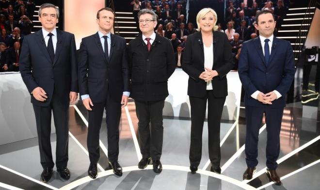 13 Kasm 2015'te 130 kiinin hayatn kaybettii saldrlarn ardndan ilan edilen olaanst hal durumunun devam ettii lke Fransa dn seimlere gitti. Seimlerde gvelii salamas iin yaklak 50 bin polis ve 7 bin asker grev ald.