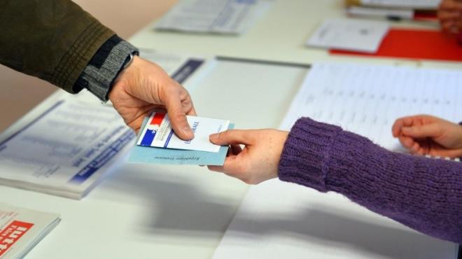 FRANSA dn cumhurbakann semek iin sandklara gitti. Fransa'da oy kullanan gurbeti vatandalar ise sosyal medyada paylat fotoraflarla adeta seimlere damga vurdu.