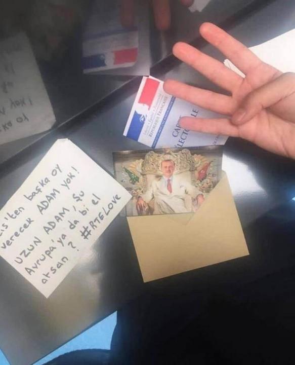 Baz vatandalar zarflara '' Reisten baka oy verecek adam yok. Uzun adam u Avrupa'ya bir el atsan'' eklinde notlar brakt.