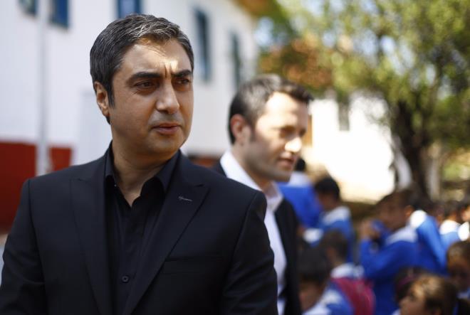 Ynetmen koltuuna oturan Meryem Zorbaz da Polat abisini ektiini belirterek, "Onu ok seviyorum. ok yakkl, bize de ikolatal gofret verdi." dedi. Necati amaz&#8217;n ynetmen koltuunda neler yaptn sorduu Zorbaz, "Kayt&#8217; dedim, ondan sonra &#8217;Kestik&#8217; dedim. yi grntler ektik. Bence gzel oldu. Arada stiklal Mar&#8217;n okuduk." cevabn verdi. Necati amaz da "Tamam, o halde bu ismi unutmayalm nk Meryem ileride ynetmen olacak." yorumunda bulundu.