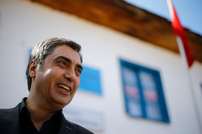 Filminin barol oyuncusu Necati amaz:  <p>     "Ad stnde vatan. Biz daha nce Kurtlar Vadisi Irak, Filistin gibi ilere imza atmtk. imdi de isimde &#8217;Vatan&#8217; diyerek iimizde olan sknty, aslnda yaam olduumuz, ksa dnem ncesinde yaam olduumuz skntlar anlattmz bir film olacak. Kurtlar Vadisi izleyicilerinin heyecanla beklediini bilmekteyiz. Umarm btn Trkiye izler"