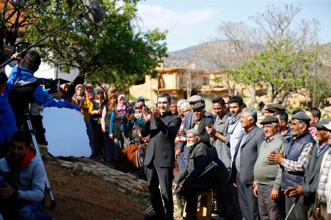 Manavgat&#8217;ta, Side&#8217;de, gittiimiz tm ilelerde gerek birer sinemasever gibi davranyorlar. Bizim Kurtlar Vadisi ekibi olduumuzu bilenlerin etkisi de oluyor. Tabii Kurtlar Vadisi&#8217;ni seviyoruz, devam etsin istiyoruz." Serdar Akar, filmde kullanlan tankla ilgili soruya da "Biz geldiimizde buradayd, bilmiyorum. Tank m, ne tank, tank nerede, bilemiyorum." karln verdi.