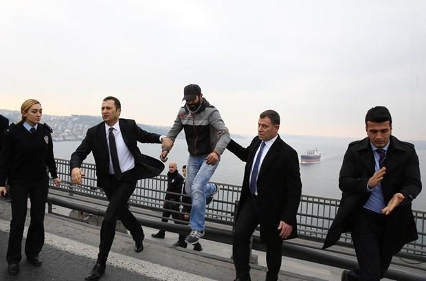 "Kzmn ekeri, zntden 500'e kmt. ocuklarm srekli annelerini soruyor. Psikolojik tedavi grmeye baladlar. Ne yapacamz bilmiyoruz. Bir an nce bulunmasn ve ocuklarma dnmesini istiyorum"