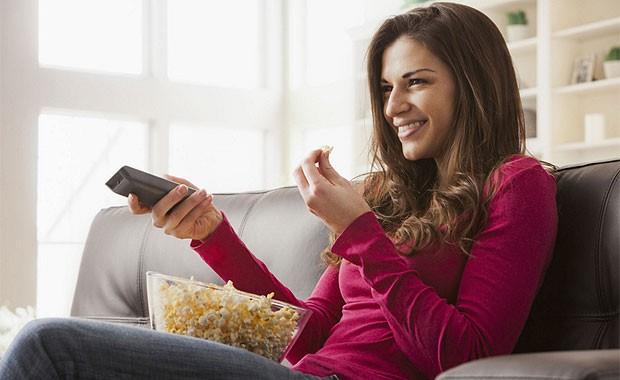 "Adamlar,bir kutucuk icad edecekler.inde grntlerle ilgili tertibatlar bulunacak(televizyon).Ama aletler,artk hayatta olmayan benimle irtibata geemez.Halbuki grnt cihazlar,o hayata sa tellerinin birbirine yaknl kadar yakn olacaklar..nsan bu grnt cihazlar sayesinde dnyada olan biten her olay izleyebilecek."