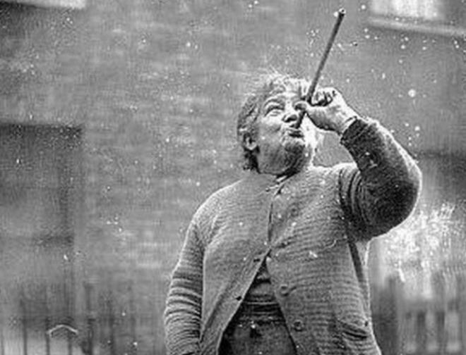 Uyandrma servisi<br /> &nbsp;  Alarm bulunmadan nce &#8216;tokmaklar&#8217; adnda tuhaf bir meslek vard. Tokmaklar, iilerin pencerelerine, ellerindeki sopalarla vurarak uyandrmakla grevliydi. Mkemmel bir uyanma ekli deil mi? :)