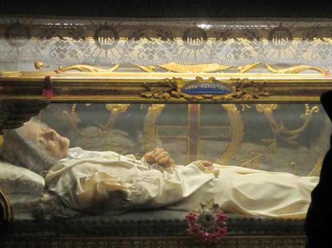 Azizlerin bedenleri &ccedil;&uuml;r&uuml;mez (mi?)<br /> &nbsp;  Azizlerin bedenlerinin yok olmadna dair bir inan var. En eski salam beden, MS 177&#8217;de ehit olan Aziz Cecilia&#8217;ya ait. Vcut yaps, 1700 yl nce kefedildii gibi kald. Doann tm yasalarna meydan okudu.  <br>  NOT: Yukardaki fotoraf, Maria Tiagi adl baka bir azize ait.