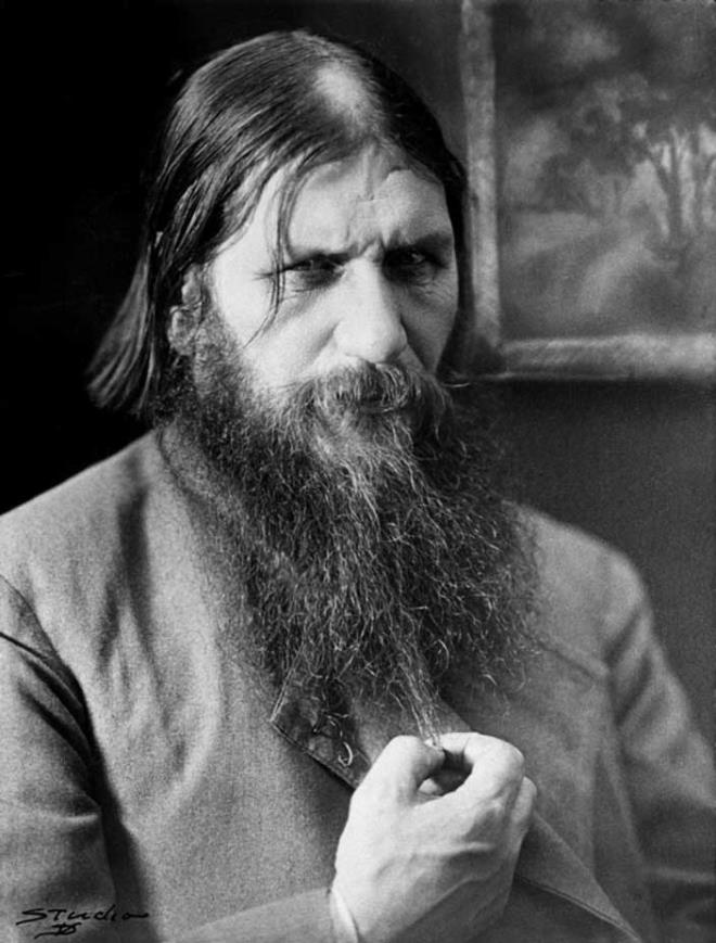 Rasputin&#39;in &ouml;l&uuml;ms&uuml;z olduunu d&uuml;&uuml;nd&uuml;ler<br /> &nbsp;  Doast yeteneklere sahip olduu iddia edilen Rus mistik Rasputin, hayat boyunca birok kez ldrlmeye alld. Saraydaki bir yemek davetinde Rasputin'e zehir verildi. Pasta ve kadehine siyanrn tozlam hali srld fakat Rasputin pastalar yemesine ramen zehirlenmedi. Silahla vuruldu, ld zannedildi; ancak ayaa kalkarak Prens'in yakasna yapt. Sonrasnda ise baheye kaarken zorlukla bir kez daha vurularak karlarn zerine dt. Rasputin yine lmedi!.. Baktlar olmuyor; adam alp buzlu bir nehire attlar. l bulunduunda otopsi yapld. Yaplan otopsi raporuna gre Rasputin kurunlardan deil, cierine dolan sudan, yani boularak lmt.