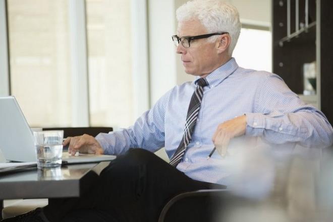 Her alann kdem tazminat alabilmesi iin yaplan almalarda son dnemece girildi. alma ve Sosyal Gvenlik Bakan Mehmet Mezzinolu, kdem tazminat konusunun haftaya masaya geleceini belirterek, "nmzdeki haftadan itibaren paydalarmzla grmeye balayacaz. Hedefimiz sistemi uzlayla ekillendirmek" dedi. Aln terinin hakkn koruyacaklarn vurgulayan Bakan Mezzinolu, "Gl, effaf, srdrlebilir hakkaniyetli bir sistemi paydalarmzla uzla iinde ekillendirebilmek istiyoruz. Henz konuyla ilgili referandum sonras herhangi bir paydamzla grm deiliz" diye konutu.