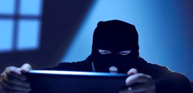 Deniz Kul tarafndan da fotoraflarndan tespit edilen 2 zanldan anne Vildan G.&#8217;nin, olay srasnda gen kadnn aracn takip eden otomobilde olduu anlald. antay alan kz Leman G.&#8217;yi de azmettirdii belirlendi. Polis kaytlarna gre defalarca gzaltna alnd belirlenen Leman G.&#8217;nin, daha nce kendi ismi dnda Mehtap . ve Glcan G. isimleriyle de polis kaytlarnda ilem grd ortaya kt. Yakalanan 2 pheliden 52 yandaki Vildan G. tutuklanrken, 15 yandaki S.T. ise serbest kald. Polis, kayplara karan Leman G. ile bir kiiyi daha aryor.