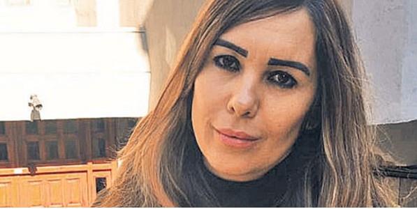 2'S OCUK 3 K TARAFINDAN SOYULMUTU-  Amerika&#8217;nn New York Eyaleti&#8217;nde emlaklk yapan ve bebeiyle 10 ubat gn Atatrk Havaliman&#8217;ndan stanbul&#8217;a gelen Deniz Kul, kendisini takip eden 2&#8217;si ocuk 3 kii tarafndan soyulmutu. Gazete Habertrk'ten Mustafa ekerolu'nun haberine gre Kul&#8217;un 500 dolar ve 300 bin dolarlk mcevherinin bulunduu antasnn alnmasyla ilgili soruturma devam ederken, detaylar da ortaya kt. Hrszl yapanlarn ailece sabkal olduu tespit edildi.