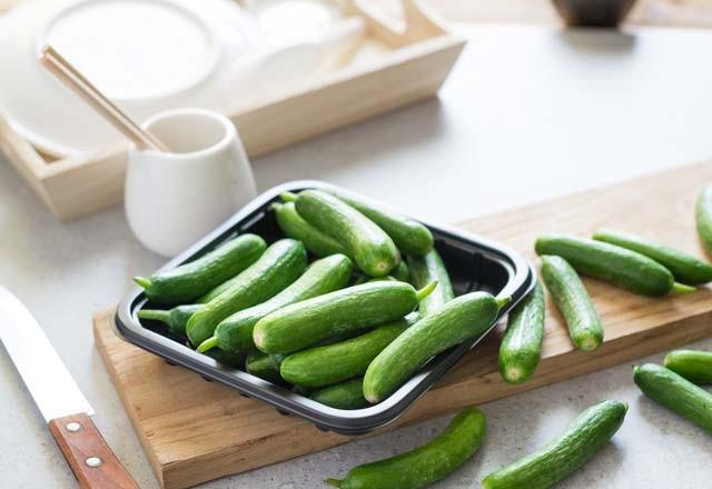 3.Gn <br>  Sabah kahvalts: 1 bardak lk, ball, limonlu su; 2 salatalk; 2 orba ka, az tuzlu kelek peyniri.<br>  1. Ara n: 1 yeil elma.<br>  le yemei: 1 kse yeil mercimek, 1 porsiyon zeytinyal kabak.<br>  2. Ara n: 2 adet salatalk <br>  3. Ara n:  1 bardak lk, yasz stn iine zencefil ekleyip iin, yannda 2 ceviz ii.<br>    Akam yemei: 1 kse bol salatalkl, light yourttan cack, 3 yumurta   beyazndan sivri biberli omlet. (Mmkn olduunca erken yenecek...)<br>  Gece: Bir avu sar leblebi, 2 salatalk.