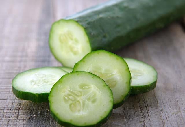 2. Gn<br>  Sabah kahvalts:  Ball limonlu lk su, 2 adet salatalk, 2 dilim yasz dil peyniri<br>  1. Ara n:  1 adet kivi, 4-5 tane ilek.<br>  le yemei: 1 porsiyon az yal kymadan yaplan kabak, 1 dilim<br>  kzarm avdar ekmei.<br>  2. Ara n: 1 bardak az yal kei st, 2 ceviz ii...<br>  Akam yemei: 2 salatalk, 1 adet yumurta, 2 sivri biber. (Mmkn olduunca erken yenecek...)<br>  Gece:  2 adet salatalk<br>