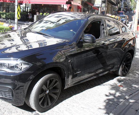 Erol&#8217;la yaz sonunda evlenmeyi planlayan arkc, arkada olan dkkan sahibiyle pazarl srasnda Instagram&#8217;dan canl yayn yapt.  <P>  Tekta iin &#8220;Bana maliyetine mi vereceksin?&#8221; diye soran Alian, arkadandan &#8220;Sana zararna veririm&#8221; yantn alnca mutlu oldu.