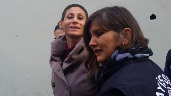 Beynimi yuttum, anne gel filmimi ektirelim. Benim beynim yok' diyordu. Ben doktora gidelim deyince 'Ben senin gibi deli miyim' diyordu. Olaydan 15 gn nce benim srekli kullandm ilalar kullanarak intihara teebbs etti. len kadnn da bir suu olmadn dnyorum. Kzm o kitab okumamalyd. Kitabn yazar iin 'Bu kadnn yznden eytan gryorum' diyordu. 'Onun yznden byle oldu' diyordu. Kzmn tedavi altna alnmasn istiyorum" diye konutu.