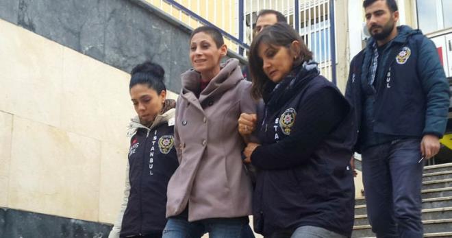 "Melekler ile Yaamak" adl kitabn yazar ve yaam kou Beki kala Erikli'yi ldrd iddiasyla "Tasarlayarak adam ldrme" suundan arlatrlm mebbet hapsi istenen Sinem Ko'un yargland davada, annesi Pervin Asmaz tank olarak dinlendi. Anne Asmaz, "Kzm o kitab okumamalyd. Kitabn yazar iin 'Bu kadnn yznden eytan gryorum' diyordu. Kzmn tedavi altna alnmasn istiyorum" dedi.