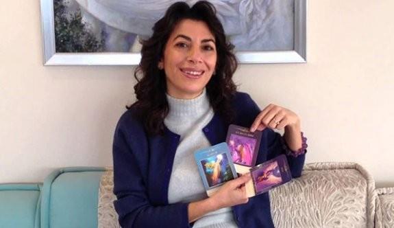 Polis tarafndan gzaltna alnan Ko, karld mahkemece 17 Aralk 2016'da tutuklanmt. 30 Mart 2017'de grlen ilk durumada savunma yapan Sinem Ko, kitaptaki mesajlardan etkilenerek bir yl boyunca etrafnda mesajlar aradn belirterek "Her gece ruhlar gryordum. rmceklerin vcudumda gezip tkrdn gryordum. Salarm tarayamaz, hibir ii yapamaz hale geldim. Bu halimden kitabn yazarnn sorumlu olduunu dnyorum" demiti. Sank avukat mvekkilinin akl hastal olduunu belirterek bir salk kuruluunda tedavi altna alnmasn talep etmiti.