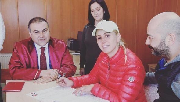 brahim Gugu ile 8 yldr ak yaayan ve bu ilikiden iki ocuk sahibi olan arkc Niran nsal, yldrm nikah yaparak ilikisini resmiyete dkmt. Ei brahim Gugu'nun memleketi Giresun Grele'de gerekleen nikah sonras sosyal medya hesabndan birlikte ekilmi fotoraflarn paylaan nsal, "Evlendik biz, krler olsun, 8 yl sonra eimin memleketi Grele'de evlendik" notunu yazmt. ift imam nikahlarn srpriz bir isme kydrd.