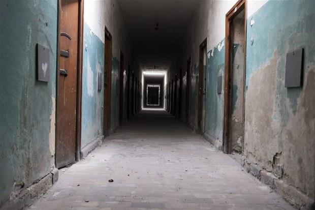 Nazi Almanyas'nda alan ilk toplama kamp.A. 22 Mart 1933'te Nasyonal Sosyalist Alman i Partisi ve Alman Ulusal Halk Partisi ile koalisyon hkmeti tarafndan kurulan ilk dzenli toplama kamp olan Dachau, aralarnda 23 Trk vatandann da bulunduu 45 bin kiiye mezar oldu.