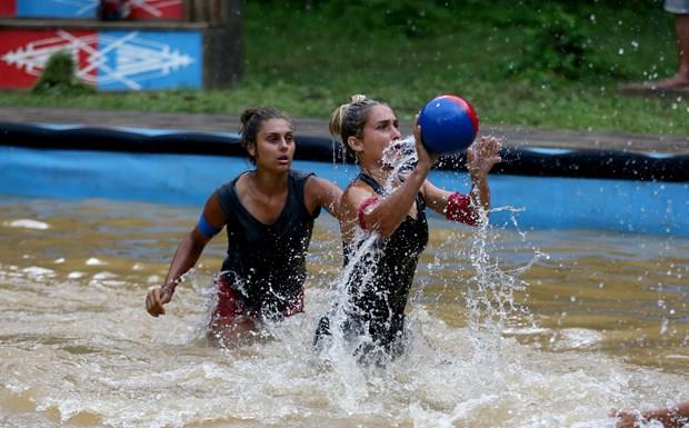 Survivo'da cuma gn yaynlanan blmde nller takm ile gnlller takm dl oyununda kar karya geldi.