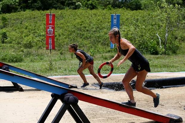 Survivor'da cumartesi gn nller takm ile gnlller takm arasnda ilk dokunulmazlk oyunu oynand.