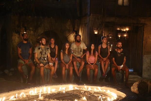 Gnlller takmnn kendi arasnda oynad bireysel dokunulmazl ise Elif kazand.  <p>  Yaplan ada konseyinde ad eit sayda en ok yazlan Gkhan ve Burak; Anl ve Berna'nn ardndan elenme aday oldu.