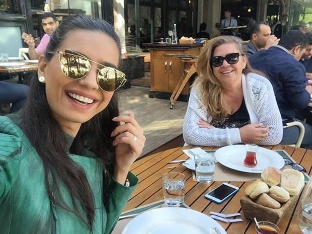 Amine Gle  <p>  "Bugn benim doum gnm kutlayan herkese ok ama ok teekkr ediyorum iyiki varsiniz"