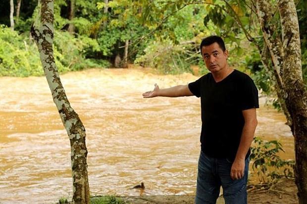 Acun Ilcal<p>    "Dominik'teki bu nehir son braktmda maviydi. Neler oluyor?"