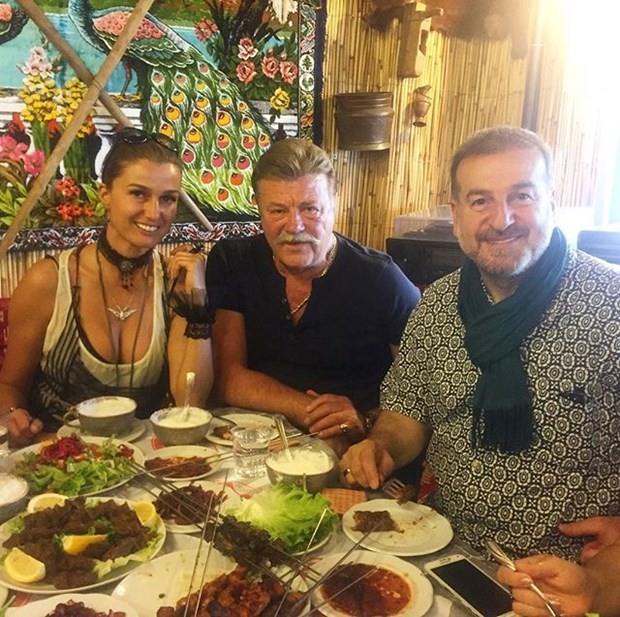 Tuba zay<p>    "Gazoz olma efsane ol"