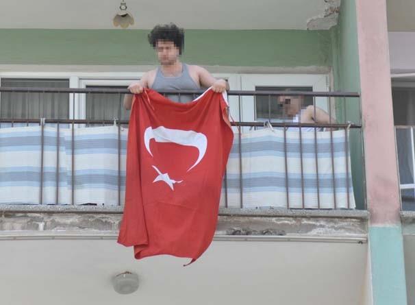 Polis, yryn yaplaca stiklal Caddesi boyunca geni gvenlik nlemi ald. Yry srasnda balkona elinde Trk bayrayla kan bir gen, yrye katlan HDP'lilere tepki gstererek bard. Gencin itaat etmeyi reneceksiniz dedii duyuldu.