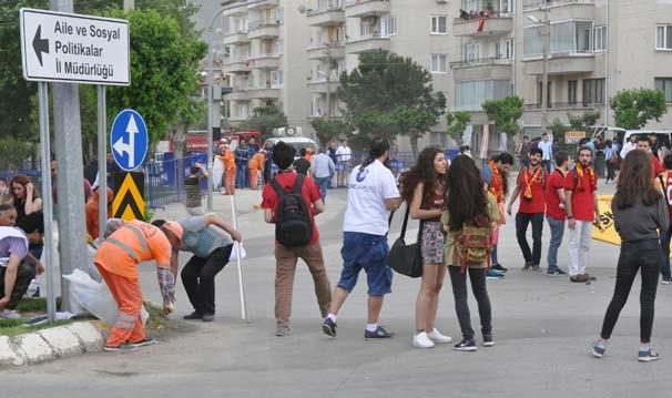 CHP Denizli milletvekilleri Kazm Arslan ve Melike Basmacnn da aralarnda bulunduu baz siyasi parti, sivil toplum kurulular yeleri, ii sendikalar temsilcileri ve rencilerin katld kutlamada LGBT bireyler de yer ald.